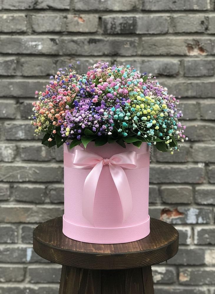 Цветочная композиция из Гипсофила и Розы в шляпной коробке в Первомайском Тульской области