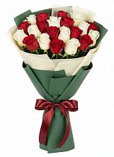 Букет Микс из красных и белых роз в Первомайском Тульской области