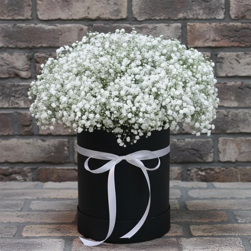 Цветочная композиция из Гипсофила в шляпной коробке в Первомайском Тульской области