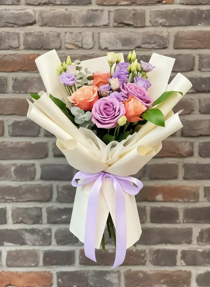 Букет цветов из: Лизиантусы и Розы в Первомайском Тульской области