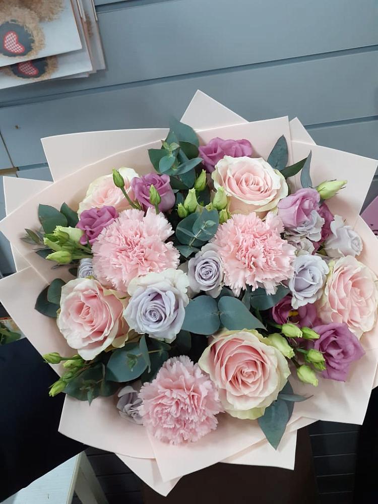 Букет цветов из: Розы, Гвоздики и Лизиантусы в Первомайском Тульской области