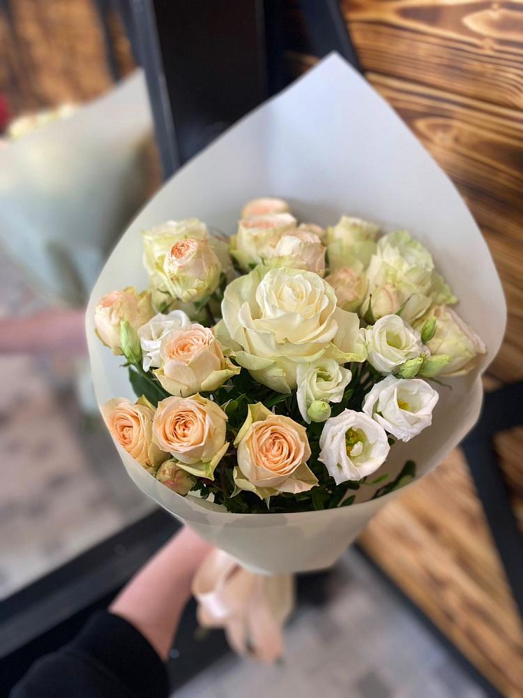 Букет цветов из: Розы и Лизиантусы в Первомайском Тульской области